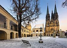 Das Erzdiözesanmuseum, die Kapelle der hl. Barbara, die Kapelle der hl. Anna, ein Teil des Zdík-Palasts und der Wenzelsdom befinden sich auf ...