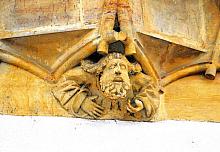 Auf der Süd-Seite des Rathauses ist unter demgotischen Erker die Büste eines Mannes mitaufgehaltener Hand zu sehen., Bildquelle: Archiv ...