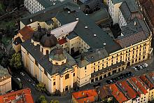 An die St.-Michael-Kirche grenzt das Kloster- Gebäude, Bildquelle: Archiv Vydavatelství MCU s.r.o., Foto: Libor Sváček