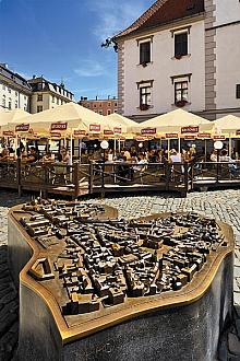 In der Nähe des Rathauses am Oberen Marktplatz befindet sich ein Bronzemodell der Stadt Olmütz., Bildquelle: Archiv Vydavatelství MCU s.r.o., ...